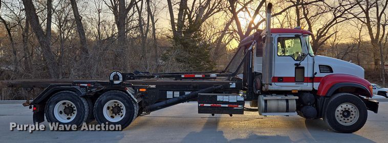 image for item EQ6849 2007 Mack Granite CV713 roll-off container truck