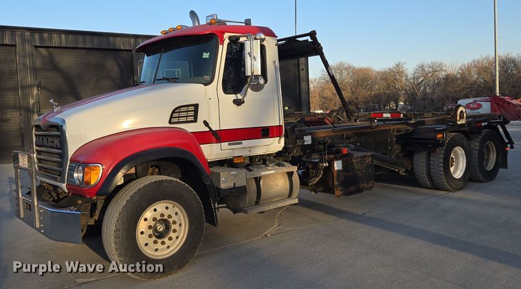 image for item EQ6849 2007 Mack Granite CV713 roll-off container truck