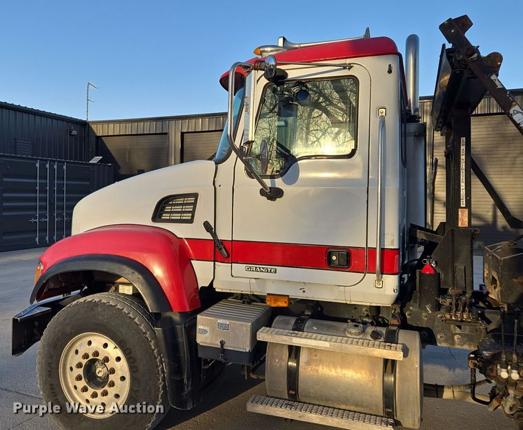 image for item EQ6849 2007 Mack Granite CV713 roll-off container truck