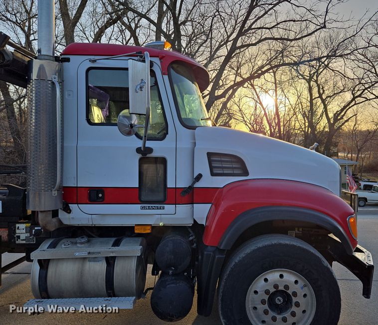 image for item EQ6849 2007 Mack Granite CV713 roll-off container truck