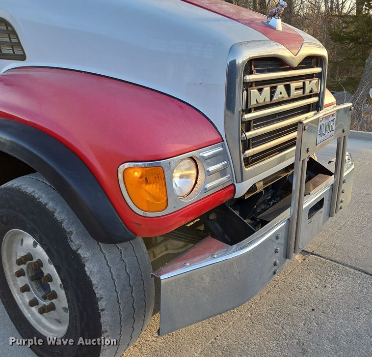 image for item EQ6849 2007 Mack Granite CV713 roll-off container truck