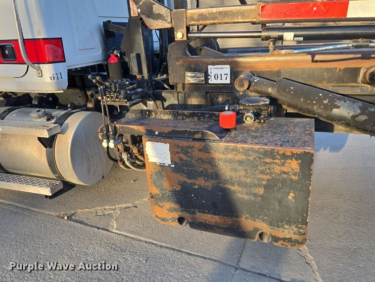 image for item EQ6849 2007 Mack Granite CV713 roll-off container truck