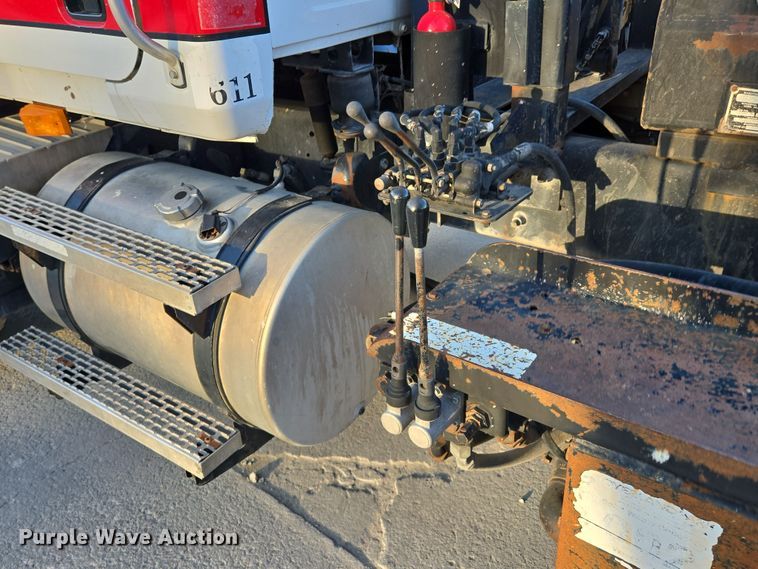 image for item EQ6849 2007 Mack Granite CV713 roll-off container truck