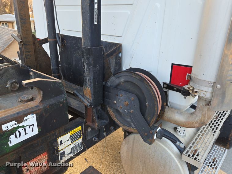 image for item EQ6849 2007 Mack Granite CV713 roll-off container truck