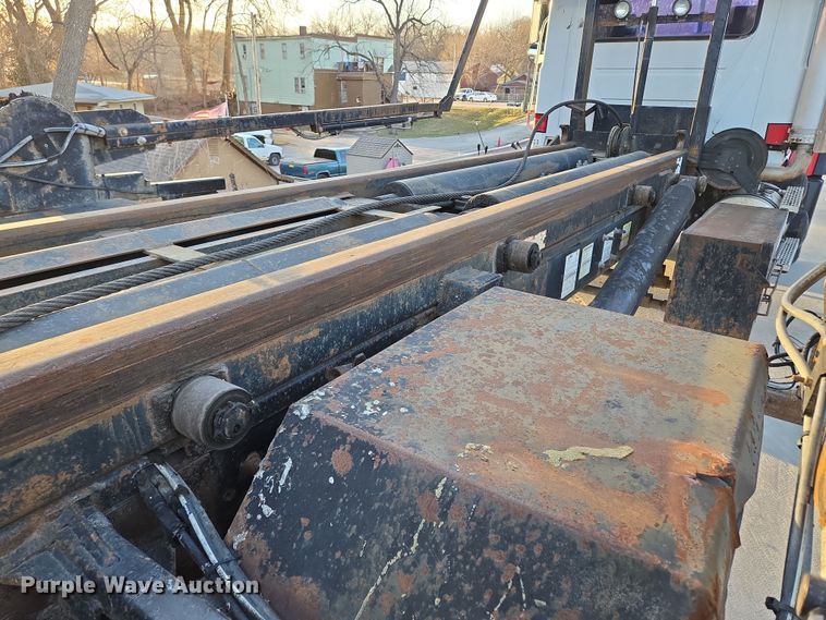 image for item EQ6849 2007 Mack Granite CV713 roll-off container truck