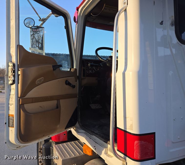 image for item EQ6849 2007 Mack Granite CV713 roll-off container truck