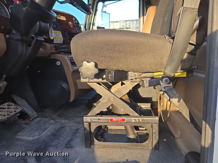 image for item EQ6849 2007 Mack Granite CV713 roll-off container truck