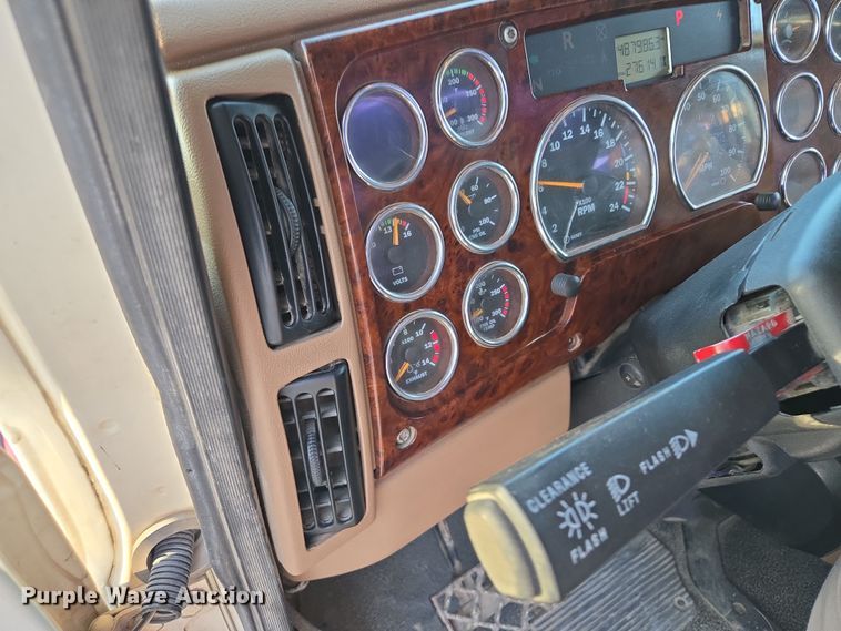 image for item EQ6849 2007 Mack Granite CV713 roll-off container truck