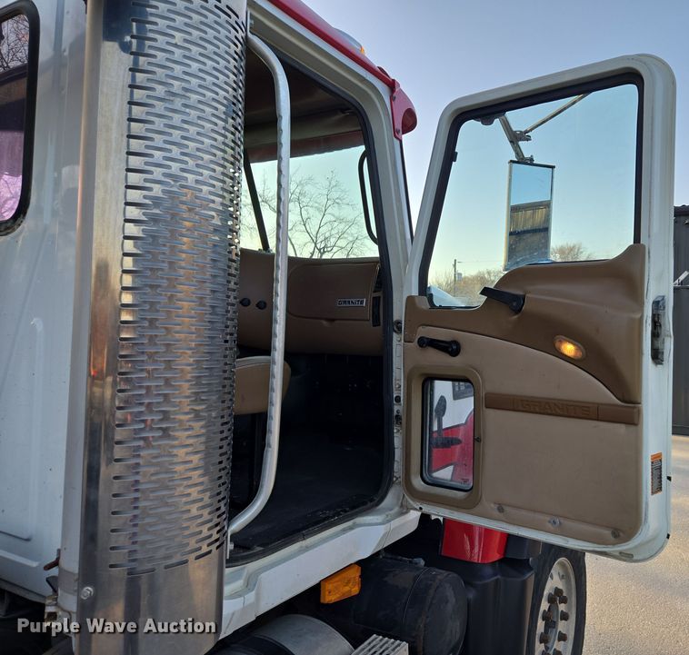 image for item EQ6849 2007 Mack Granite CV713 roll-off container truck