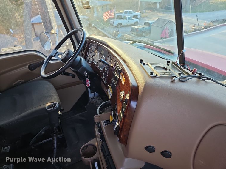 image for item EQ6849 2007 Mack Granite CV713 roll-off container truck