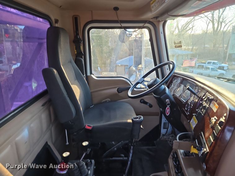 image for item EQ6849 2007 Mack Granite CV713 roll-off container truck