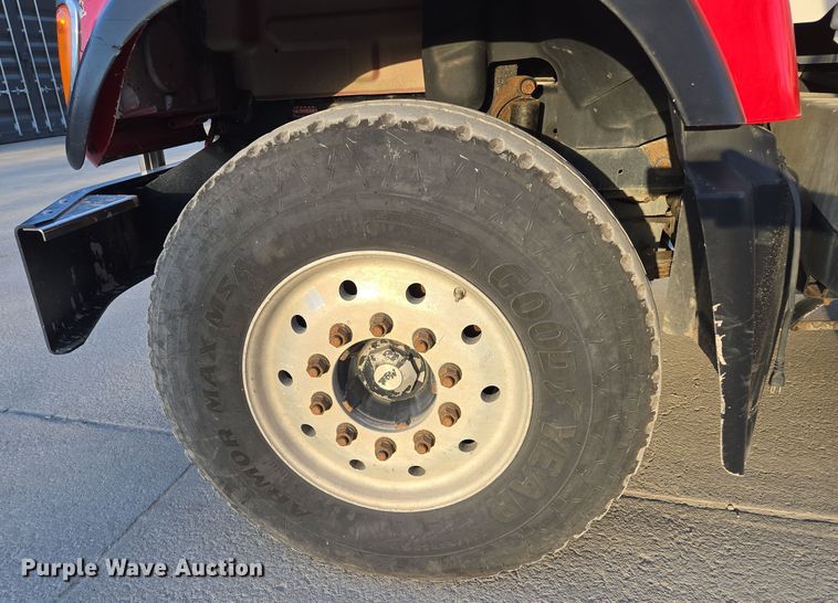 image for item EQ6849 2007 Mack Granite CV713 roll-off container truck