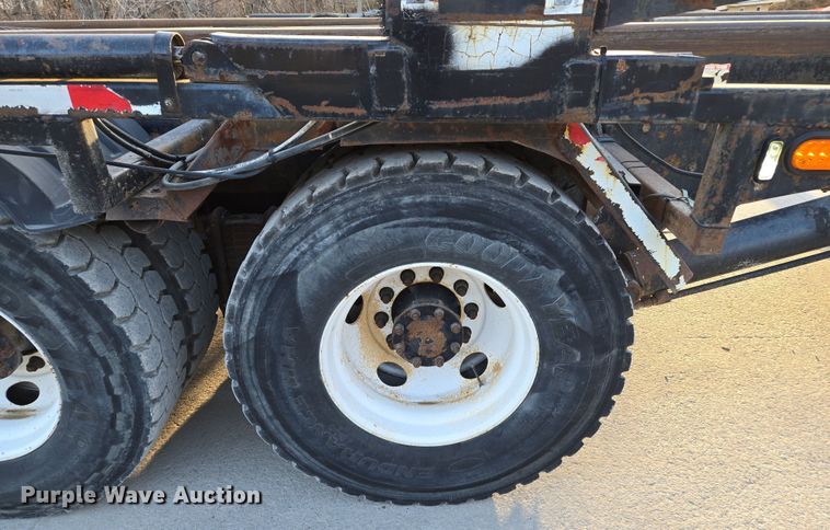 image for item EQ6849 2007 Mack Granite CV713 roll-off container truck