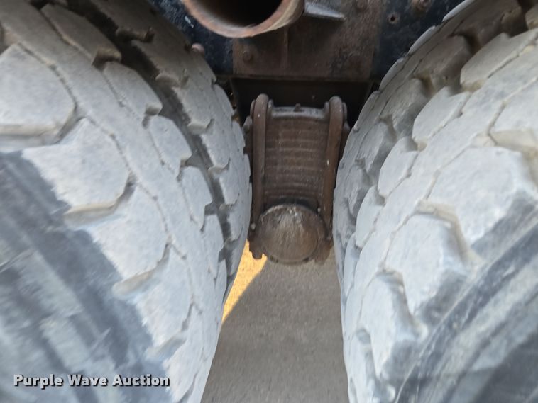 image for item EQ6849 2007 Mack Granite CV713 roll-off container truck