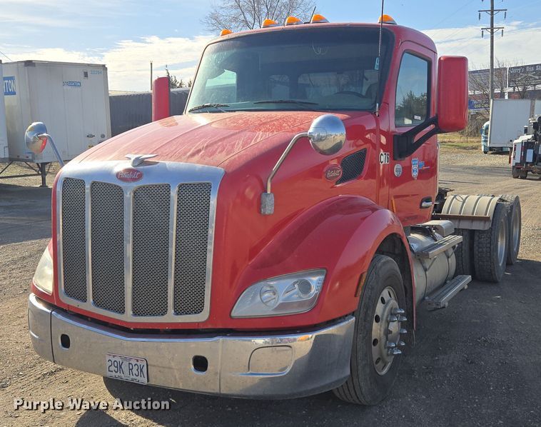 image for item EQ6860 2014 Peterbilt 579 semi truck