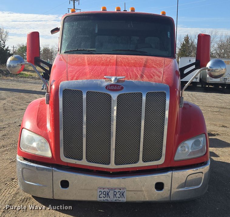 image for item EQ6860 2014 Peterbilt 579 semi truck