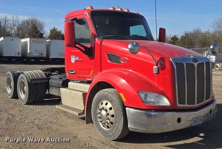 image for item EQ6860 2014 Peterbilt 579 semi truck