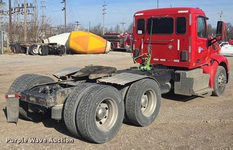 image for item EQ6860 2014 Peterbilt 579 semi truck