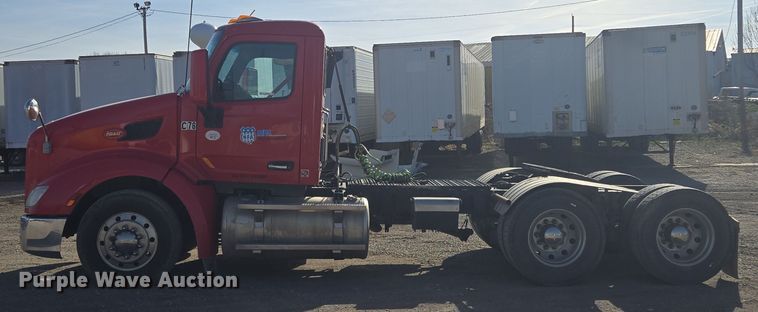 image for item EQ6860 2014 Peterbilt 579 semi truck