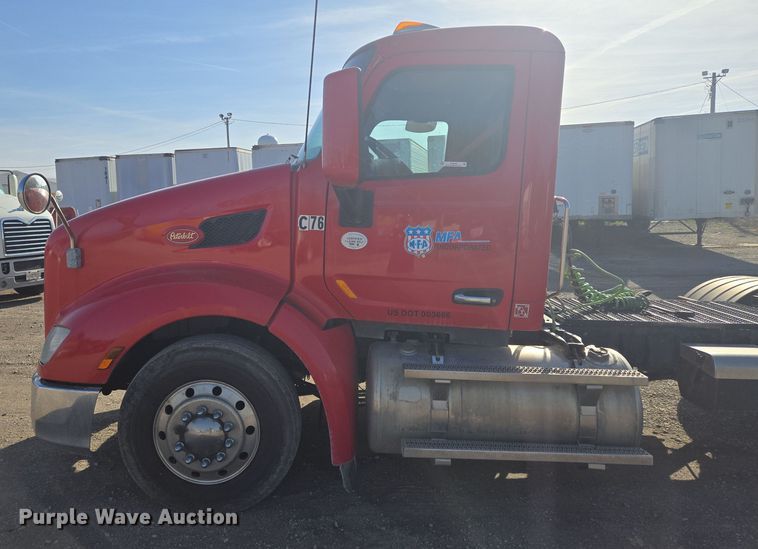 image for item EQ6860 2014 Peterbilt 579 semi truck