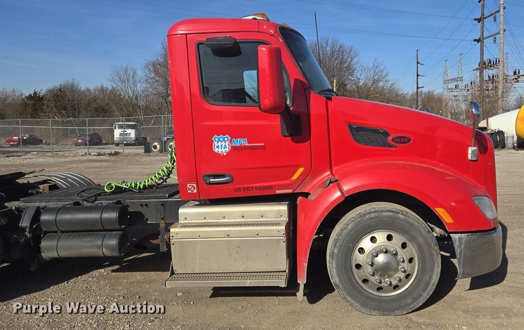 image for item EQ6860 2014 Peterbilt 579 semi truck