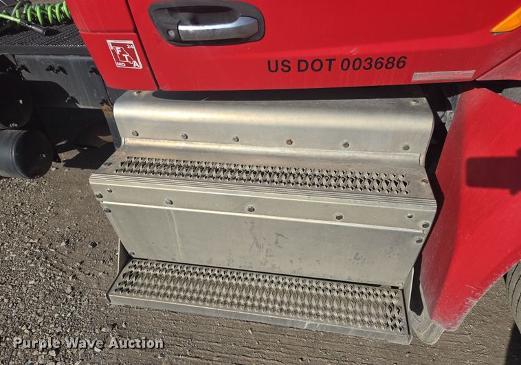 image for item EQ6860 2014 Peterbilt 579 semi truck