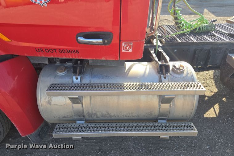 image for item EQ6860 2014 Peterbilt 579 semi truck