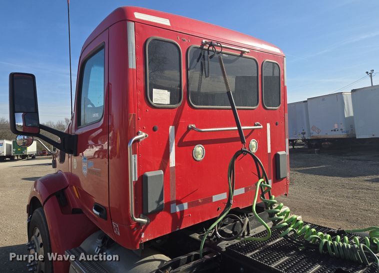 image for item EQ6860 2014 Peterbilt 579 semi truck