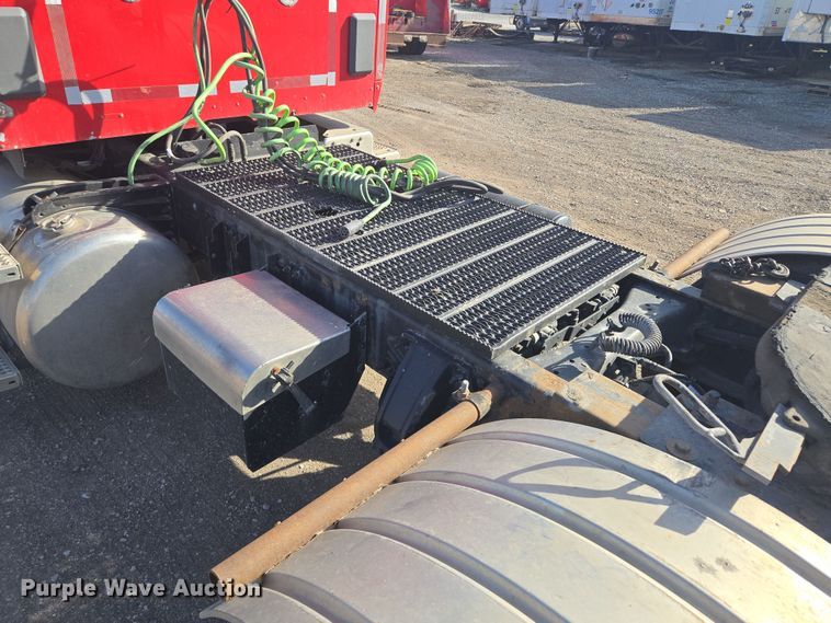 image for item EQ6860 2014 Peterbilt 579 semi truck