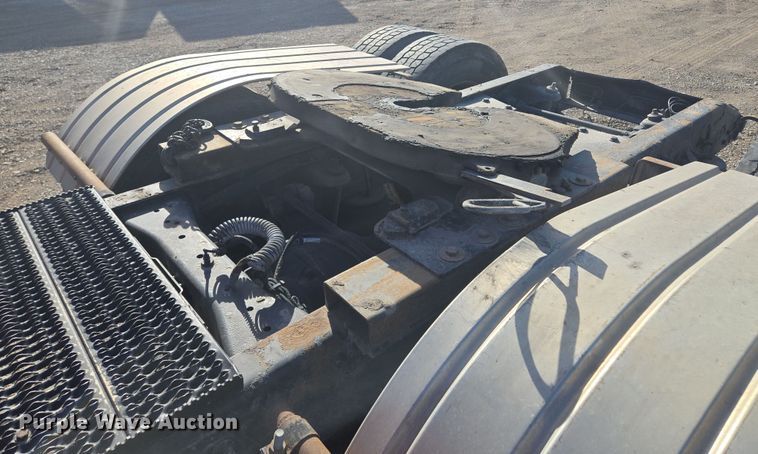 image for item EQ6860 2014 Peterbilt 579 semi truck