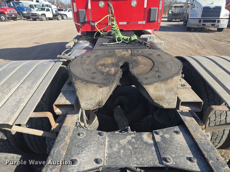 image for item EQ6860 2014 Peterbilt 579 semi truck