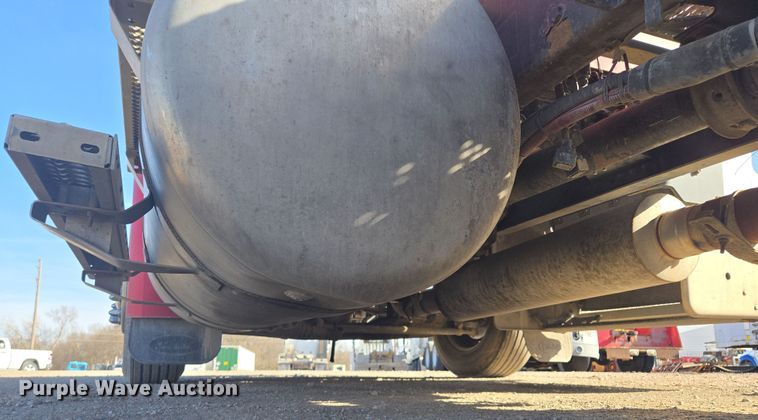 image for item EQ6860 2014 Peterbilt 579 semi truck