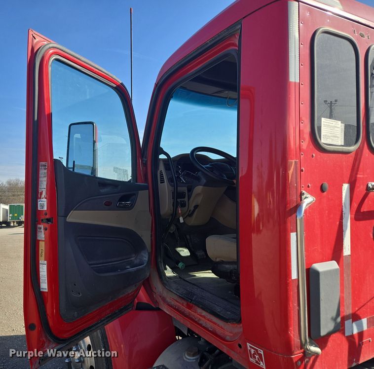 image for item EQ6860 2014 Peterbilt 579 semi truck