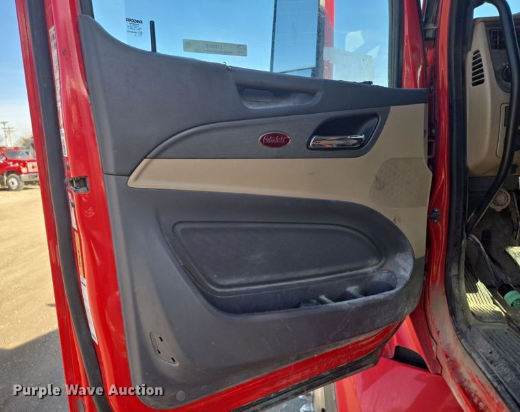 image for item EQ6860 2014 Peterbilt 579 semi truck
