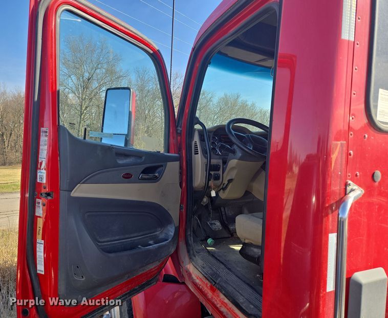 image for item EQ6860 2014 Peterbilt 579 semi truck