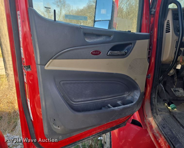 image for item EQ6860 2014 Peterbilt 579 semi truck