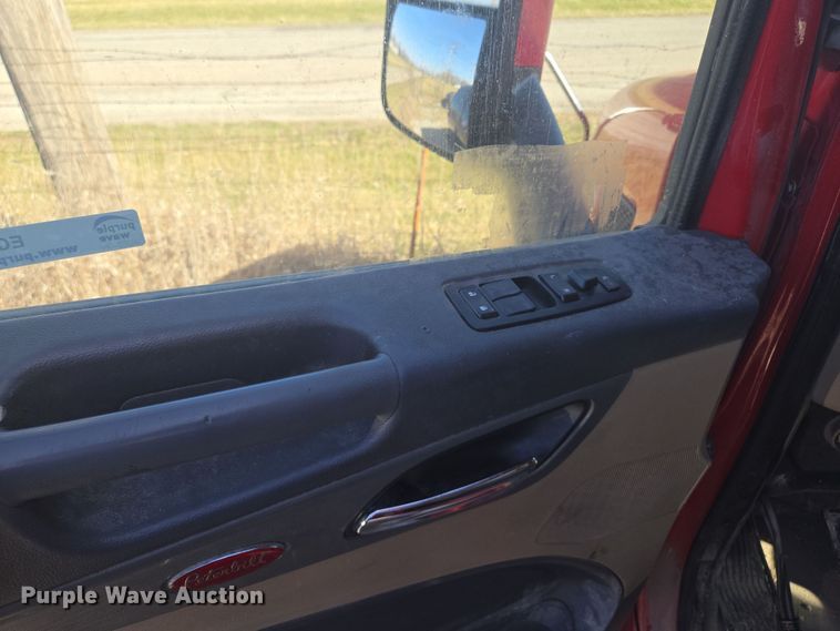 image for item EQ6860 2014 Peterbilt 579 semi truck