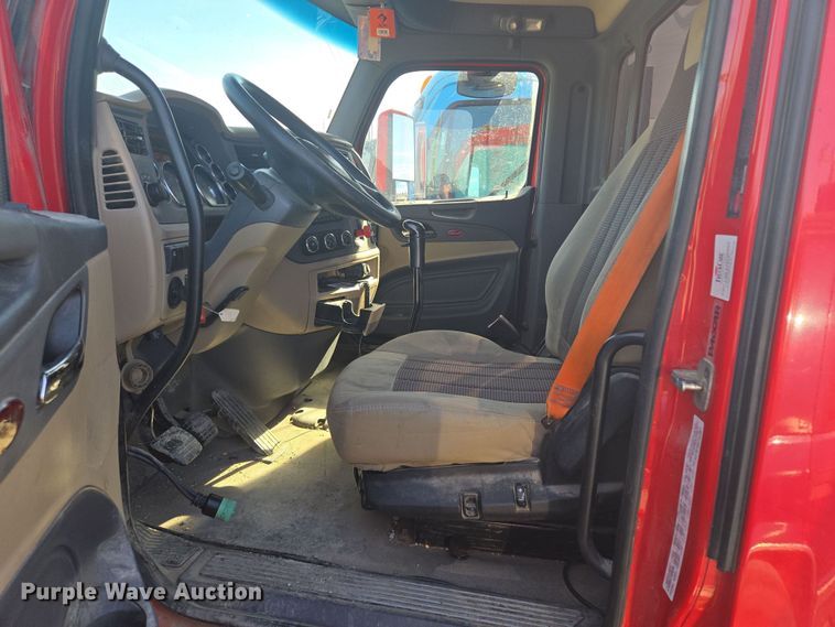 image for item EQ6860 2014 Peterbilt 579 semi truck