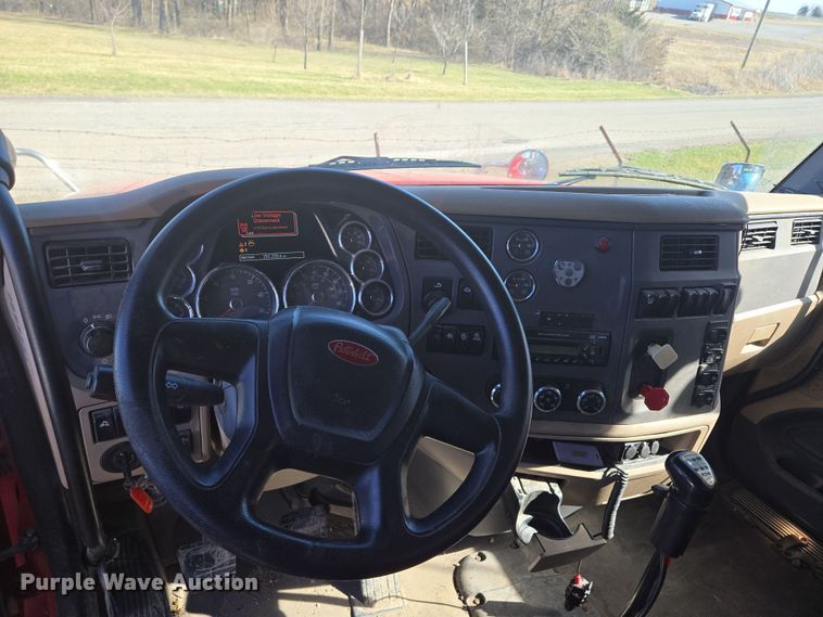 image for item EQ6860 2014 Peterbilt 579 semi truck
