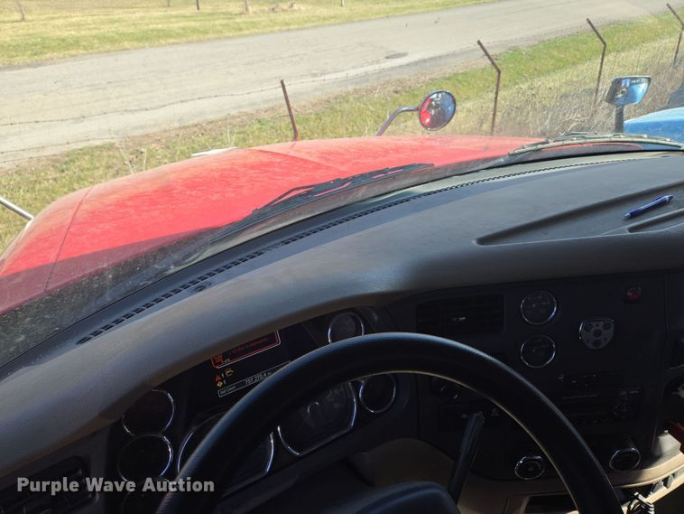 image for item EQ6860 2014 Peterbilt 579 semi truck