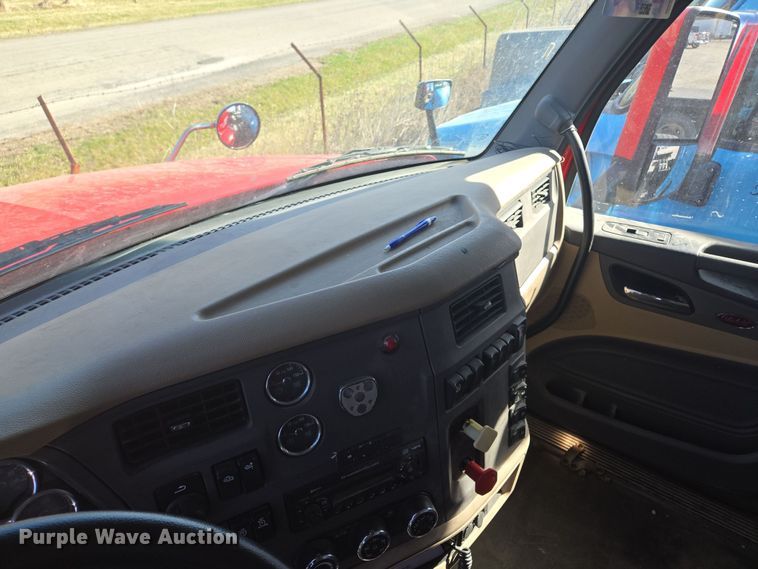 image for item EQ6860 2014 Peterbilt 579 semi truck