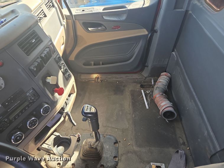 image for item EQ6860 2014 Peterbilt 579 semi truck