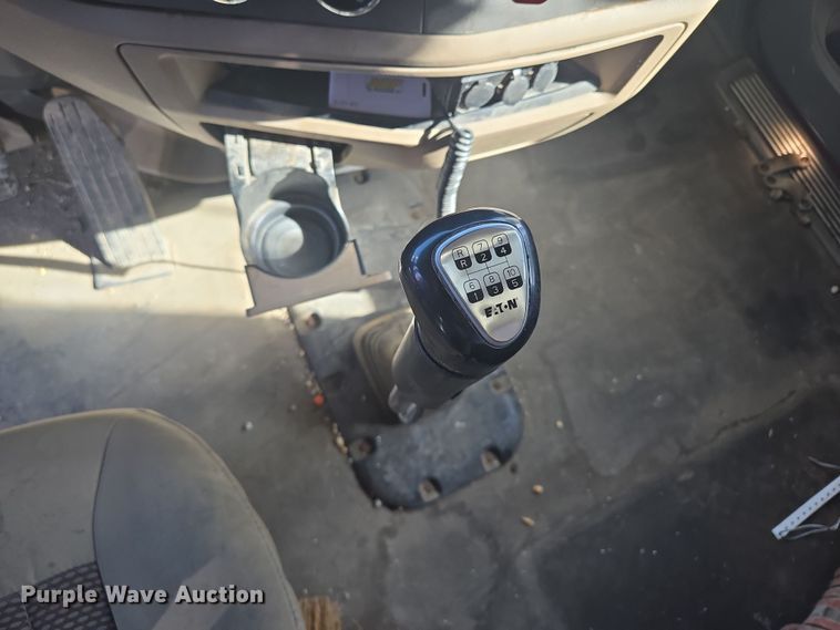 image for item EQ6860 2014 Peterbilt 579 semi truck