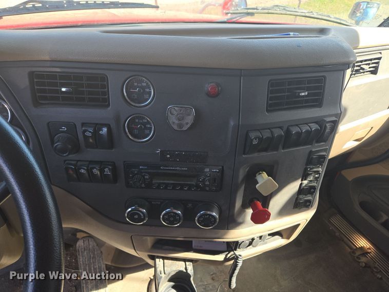 image for item EQ6860 2014 Peterbilt 579 semi truck