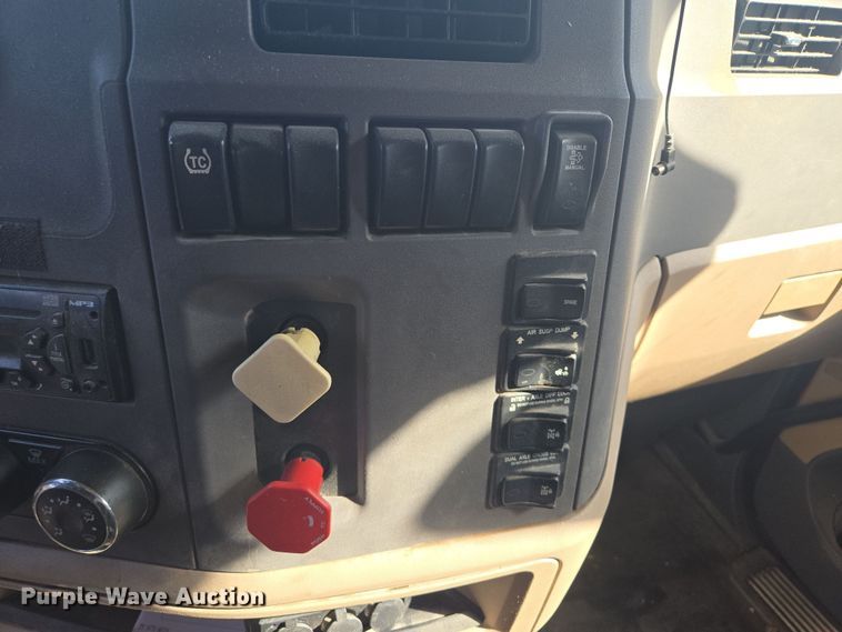 image for item EQ6860 2014 Peterbilt 579 semi truck