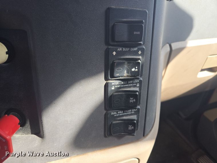 image for item EQ6860 2014 Peterbilt 579 semi truck