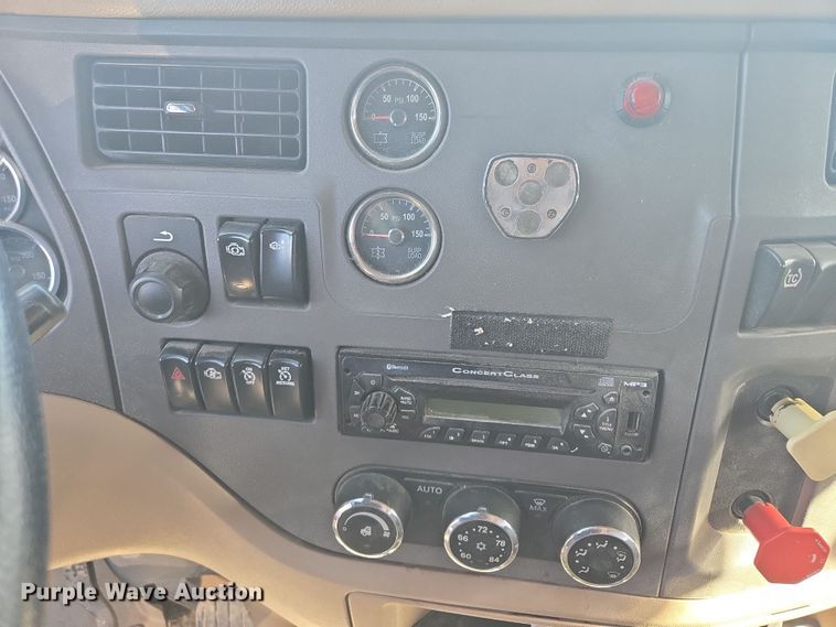 image for item EQ6860 2014 Peterbilt 579 semi truck
