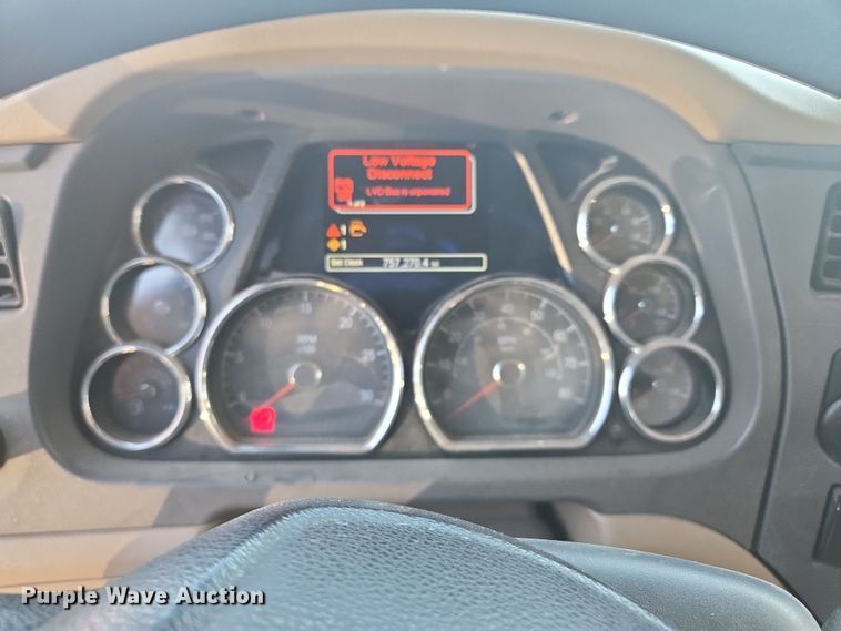 image for item EQ6860 2014 Peterbilt 579 semi truck