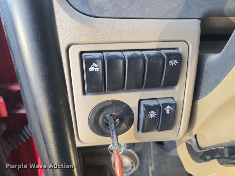 image for item EQ6860 2014 Peterbilt 579 semi truck