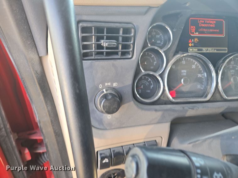 image for item EQ6860 2014 Peterbilt 579 semi truck